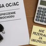 Polisa OC/AC, kluczyki samochodowe, kalkulator i karteczka z napisem „Nie przepłacaj za ubezpieczenie!” – symbol wyboru taniej polisy
