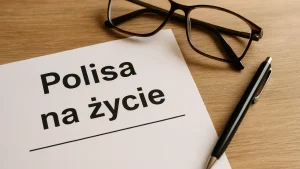 Dokument z napisem „Polisa na życie”, obok leżą okulary i długopis na drewnianym biurku – symbol planowania zabezpieczenia bliskich