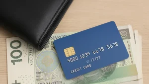 Karta kredytowa, portfel i polskie banknoty – pytanie o opłacalność korzystania z kredytówki