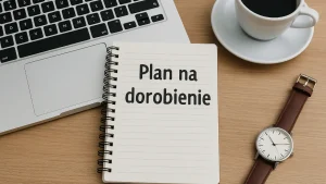 Laptop, notatnik z napisem Plan na dorobienie, filiżanka kawy i zegarek – symbol wieczornego zarabiania po godzinach