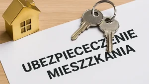 Złoty model domu i dwa klucze na białym dokumencie z napisem „Ubezpieczenie mieszkania” na drewnianym biurku